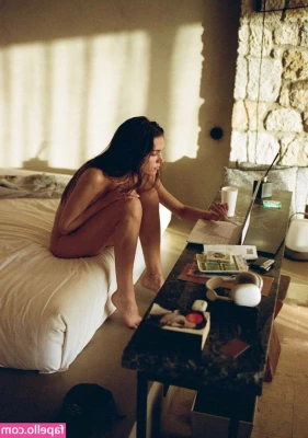 Charlotte Cardin [ charlotte-cardin ] - Do you stare do you try to look away ?