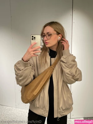 elfiegrace - Had to travel to Cyprus because of a company we started so bow iM