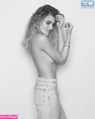 Elena Carrière [ elena-carriere ] - I know that you love my perfect body😈 i have something special for