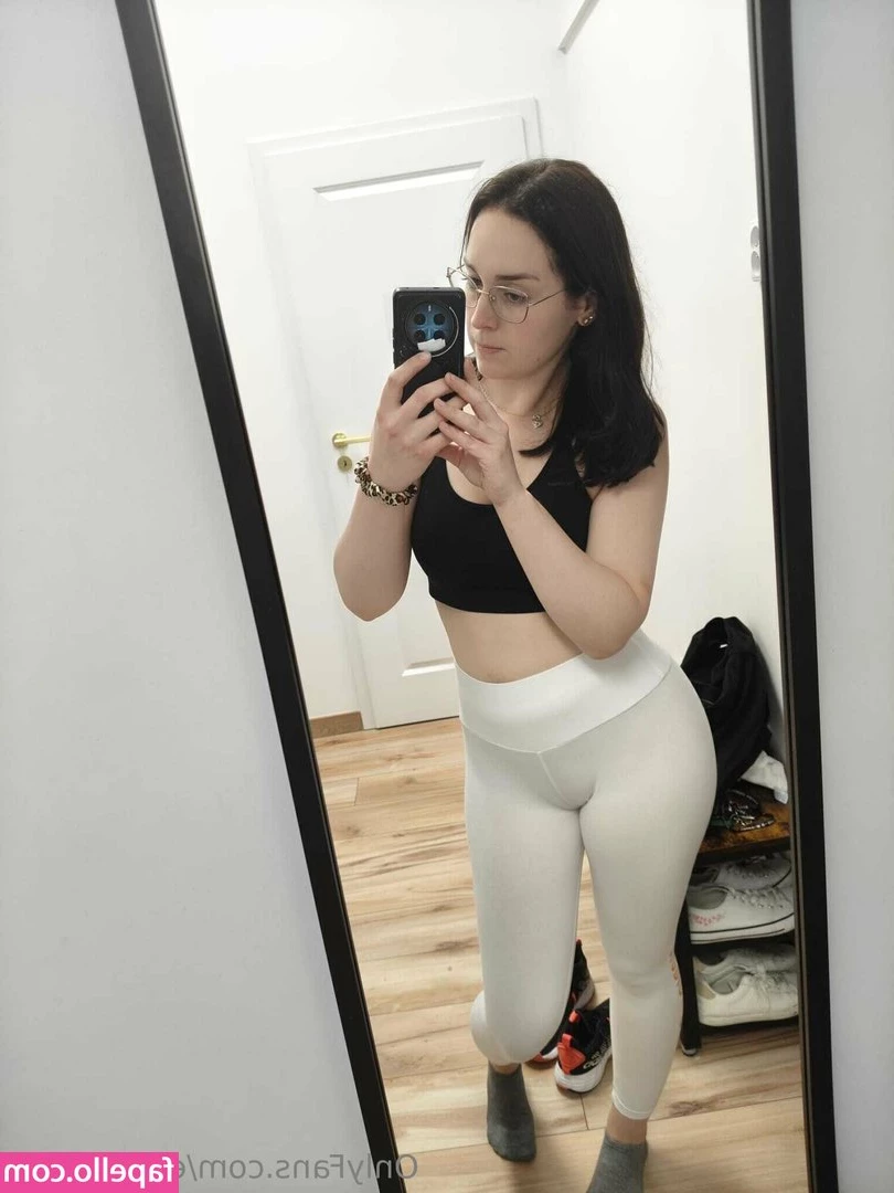 emilytoh25 - Cozy
