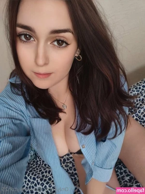 emilytoh25 - Who's gunna be a good lil pet and give mommy some sloppy head?