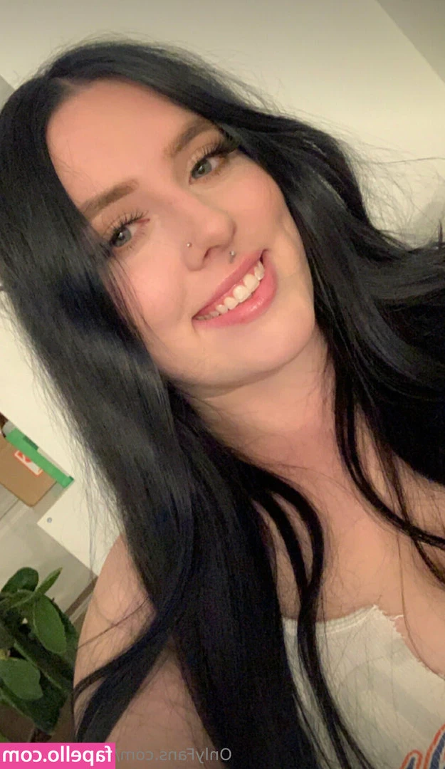 ashleighleyyy - You don't have a problem with me flexing my cock at the gym do you?