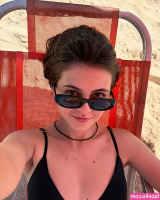 Klara Castanho [ klara-castanho ] - May be bringing out my sex chair for tomorrows V-Day Livestream (you