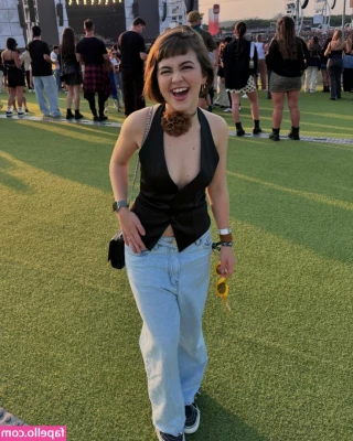 Klara Castanho [ klara-castanho ] - Do u think i look bigger after fifth day