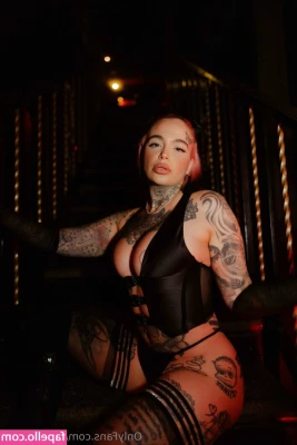 leighravenx [ leighravenx-1 ] - Anyone looking for a cleaning service hit me up  panties are optional