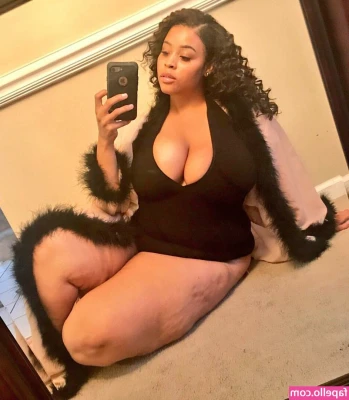 Jasmine Gunn [ jasmine-gunn ] - Merry Christmas everyone! And Happy birthmas to me. 😊 I’m live