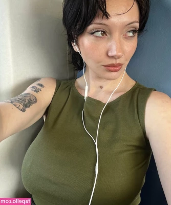 onlyzaboomafoo - Spun and posing for a friend in a seedy motel