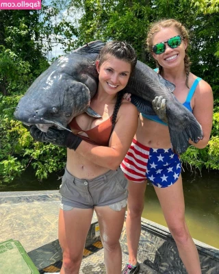Hannah Barron [ hannah-barron ] - Hewooo my devious darlings ♥️ This heat wave is a killer. All I