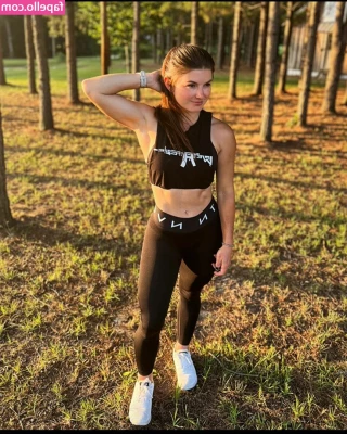 Hannah Barron [ hannah-barron ] - RENEW ON Surprise!! 🎉🎈 I’m celebrating my first month on