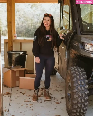Hannah Barron [ hannah-barron ] - Are you ready to kick this weekend's ass with me? 💪