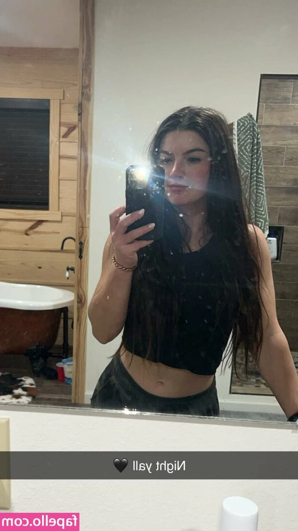 Hannah Barron [ hannah-barron ] - If you want to emphasize the silhouette, it's the only way 😍