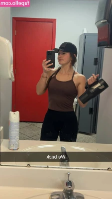 Hannah Barron [ hannah-barron ] - Ignore the laundry behind me, it's the worst of chores hahah 💖💞