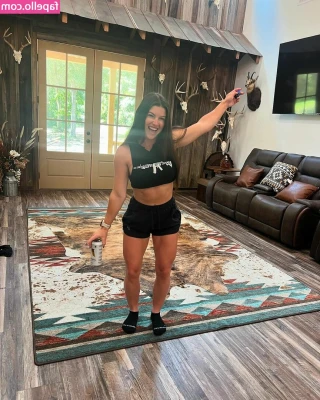 Hannah Barron [ hannah-barron ] - Do you guys get a bunch of ads from onlyfans in your feed like we