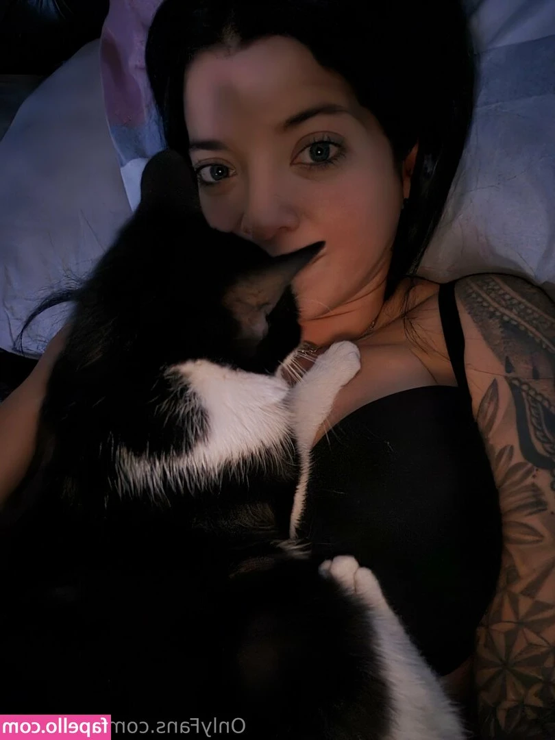 carlita_95 [ carlita-95 ] - Will you be my big spoon tonight 😈