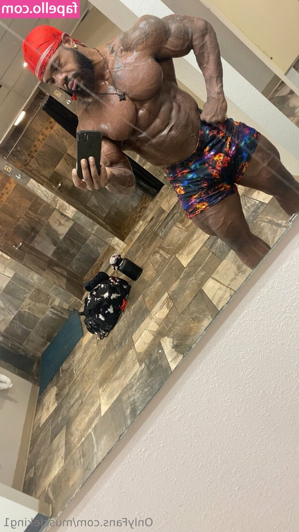 muscleking1 - Do you want a custom video ? Send me your ideas 😈