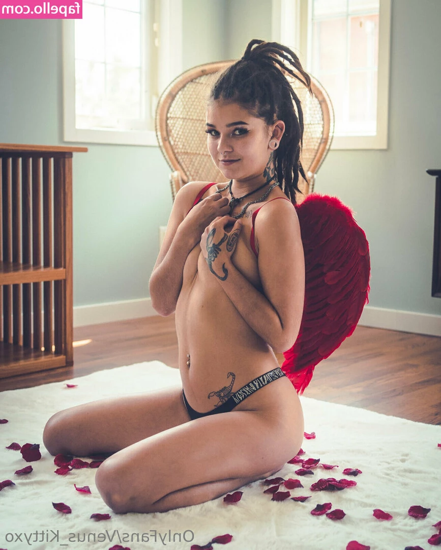 venus_kittyxo [ venus-kittyxo-1 ] - 🔴 Webcam Wednesday: My spycam is set up during my live shows.