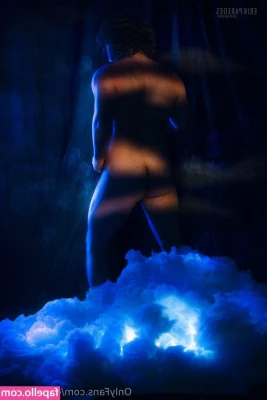 erik_nsfwart [ erik-nsfwart ] - Me encanta como me queda la luz roja  solo imaginen que me tuvieran