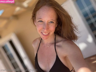 lottieonlyfans - Watch how I play with my finger in my ass, I love feeling how tight