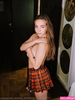 mia_rossse_exclusive [ mia-rossse-exclusive ] - Hehe me being sexy while doing unsexy things part 2  making my bed