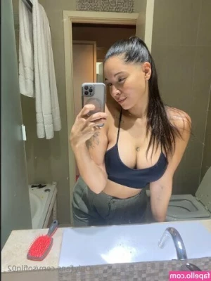sofilg02 - Has my cleavage caught your attention?😏😏