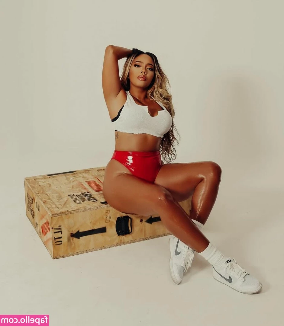 Angela Simmons [ angela-simmons ] - Me ayudas a quitarme la bota