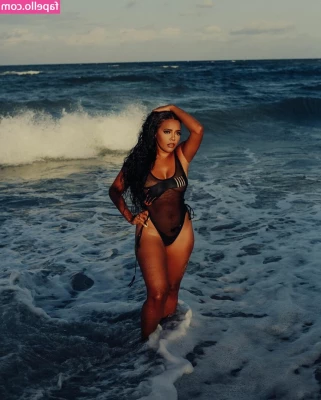 Angela Simmons [ angela-simmons ] - A little belly button play for you 😘