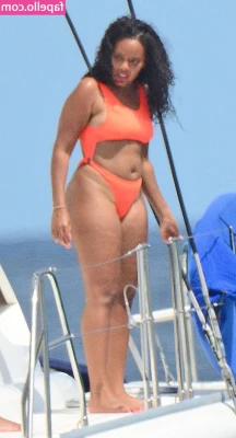 Angela Simmons [ angela-simmons ] - It's time to take a little walk and buy some groceries to take home,