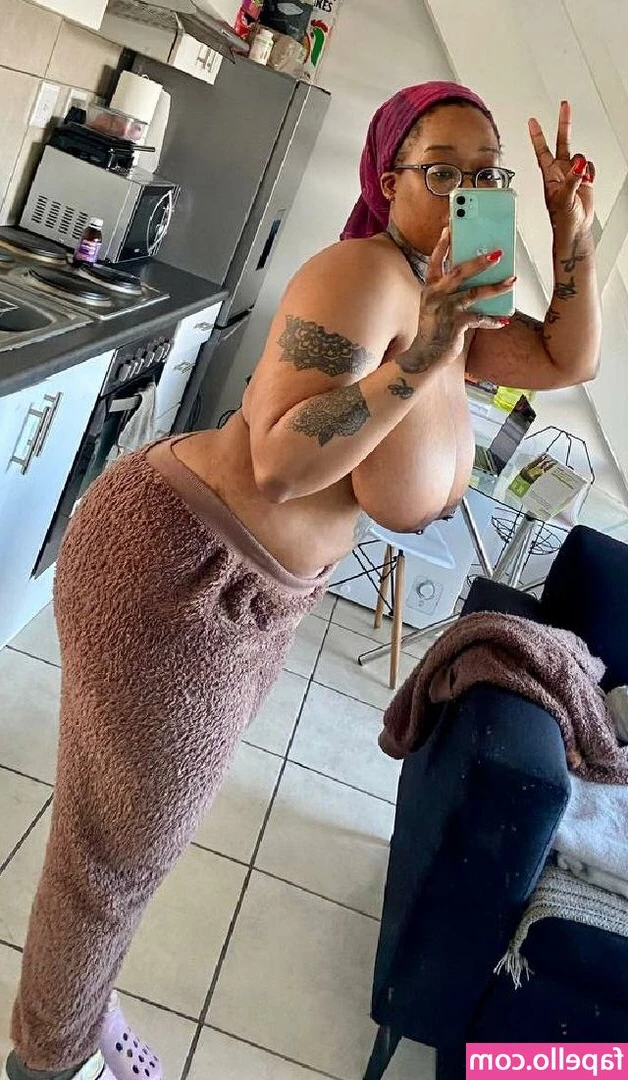 Bootymanda - Two and a half minutes of pure foot worship in my nylons.. you