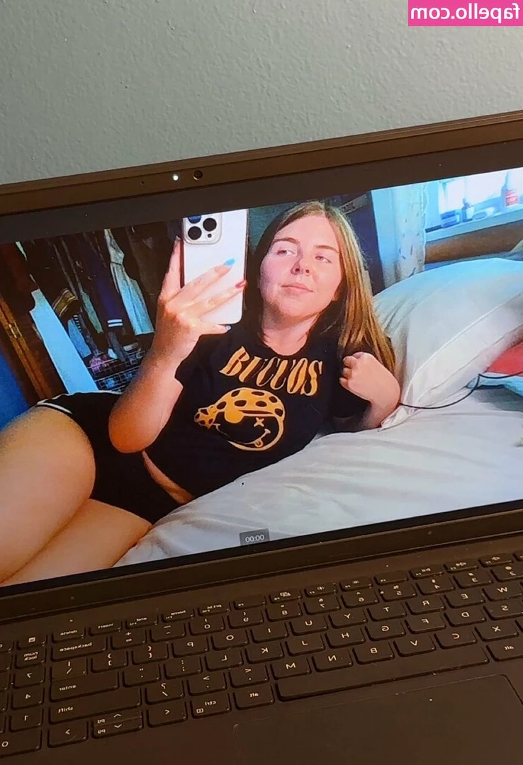 selenaax_ [ selenaax ] - Na  sieht meine Muschi nicht lecker aus
