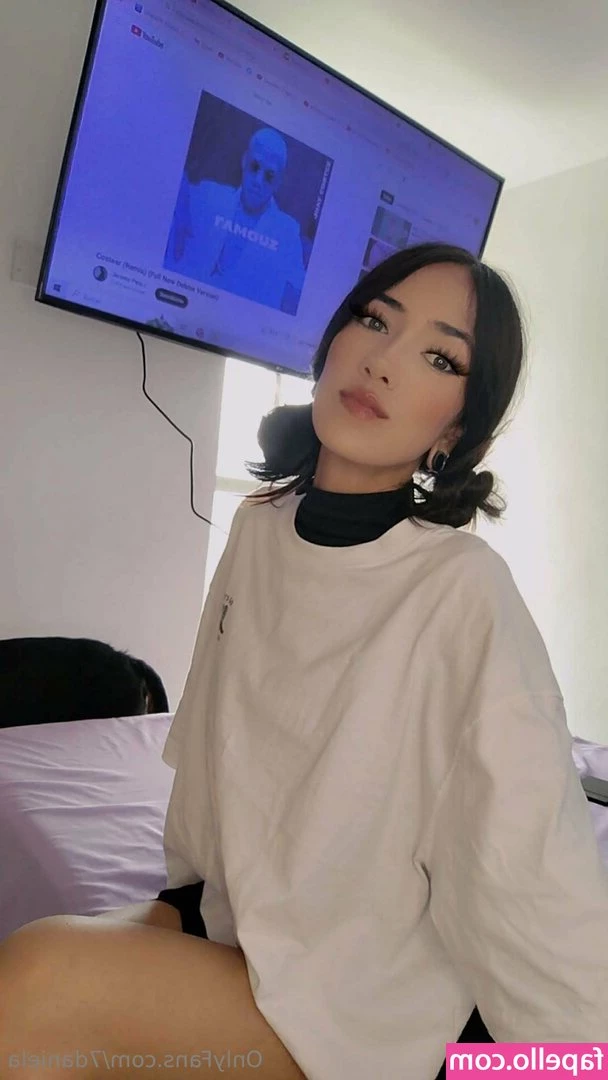 22daniela - Want me to undress? 😏🖤