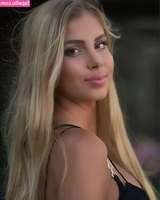 Andreea Dragoi [ andreea-dragoi ] - Your favorite distraction