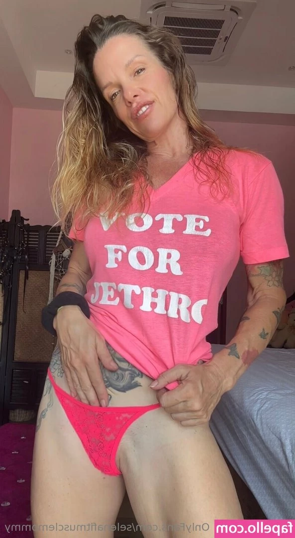 selenafitmusclemommy - If you like my nipples you can see how I get turned on by touching