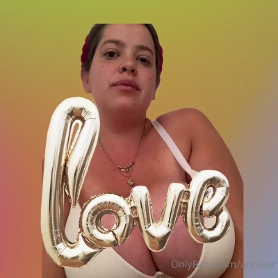 anniear - Rolling Around in bed naked 🤗
