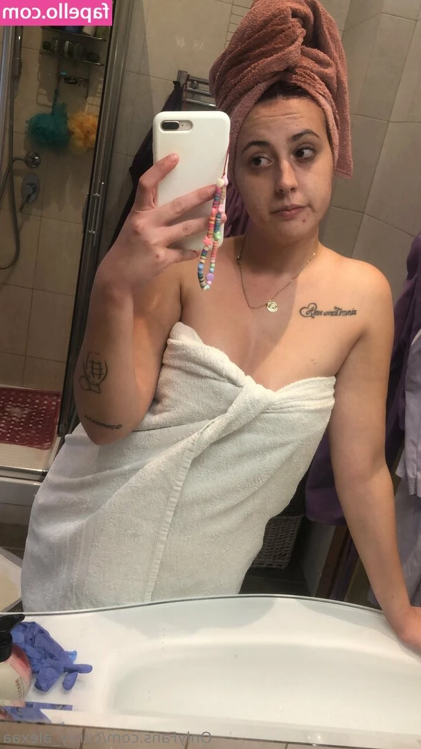 curvy_alexaa [ curvy-alexaa ] - ready to get in bed with me?😉