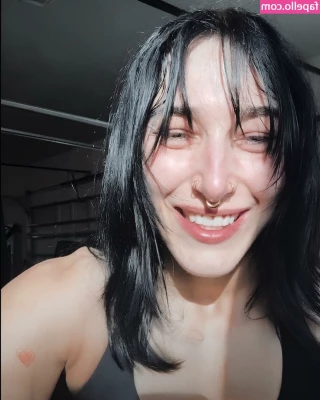Rhea Ripley [ rhea-ripley ] - Annusa per bene i miei piedi avvolti dai nylon bagnati di sudore