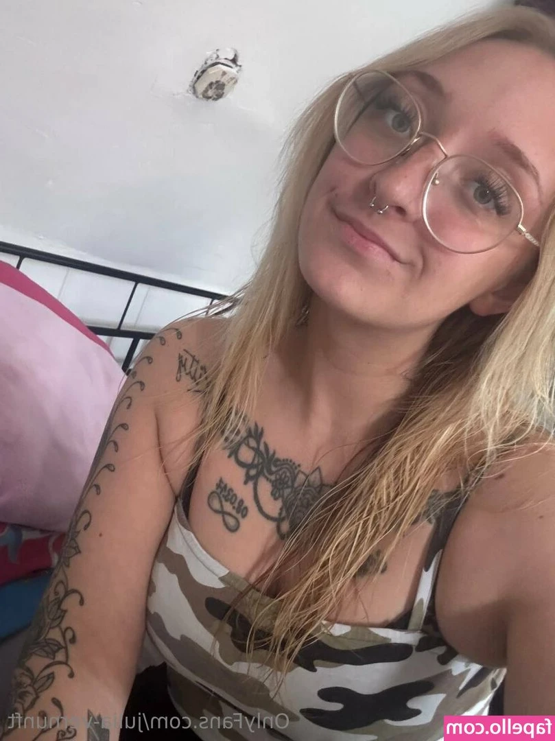 julia-vernunft - would you come see me in a strip club ?
