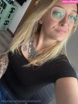 julia-vernunft - I think I am going to have a shower. Sick of shower videos? ;p