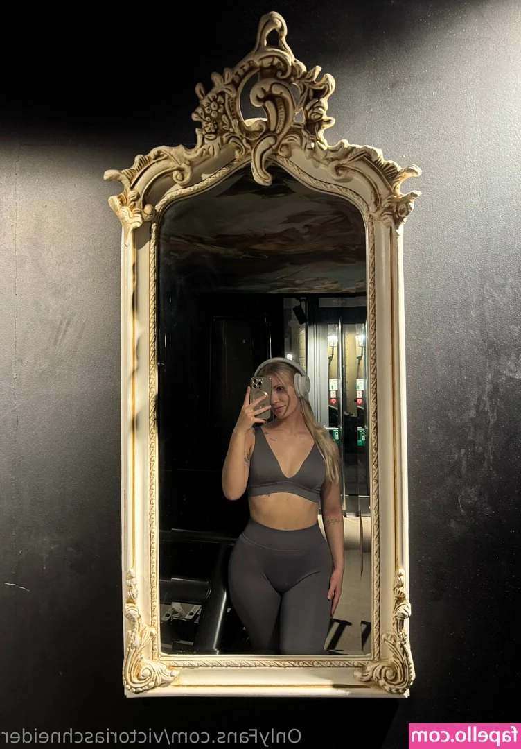 victoriaschneider - Someone dm me xox