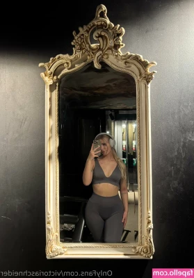 victoriaschneider - Someone dm me xox