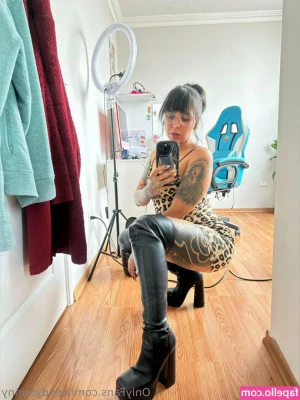 wendybunny - Just a peek