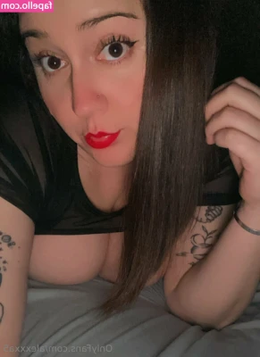 alexxxa5 - She’s my fav for a reason 🥵 @awlivv almost made me cum with just