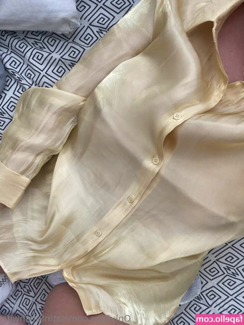 Satin Fetish Wife [ satin-fetish-wife ] - On my hands and knees 😛