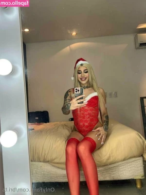 bri.ts [ bri-ts ] - Happy Friday from my underboobs