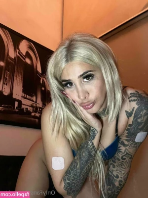 bri.ts [ bri-ts ] - Daddy always sends me this kind of pics   and I m always horny  help