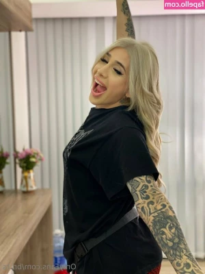 bri.ts [ bri-ts ] - Enjoying my Sunday  Anyone want to cum and play with my titties