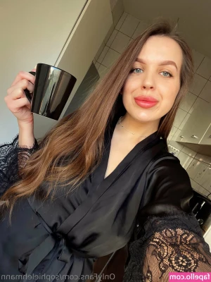 sophielehmann - sending out a good photoset in the morning hehe🫶🏼don’t miss it