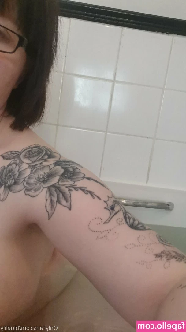 bluelily - Licking my nipples as instructed by a daddy 🥺