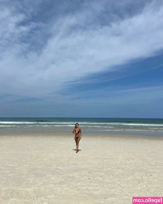 Paloma Tocci [ paloma-tocci ] - I found my black cat paddle and wanted to remember the sting 😜
