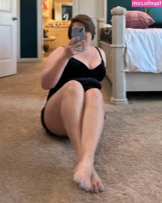 Saige Wilds Video Store [ saige-wilds-video-store ] - Oh those long long toes