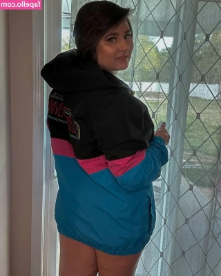 Saige Wilds Video Store [ saige-wilds-video-store ] - Outfit of the day consists of no makeup, comfy leggings and a comfy